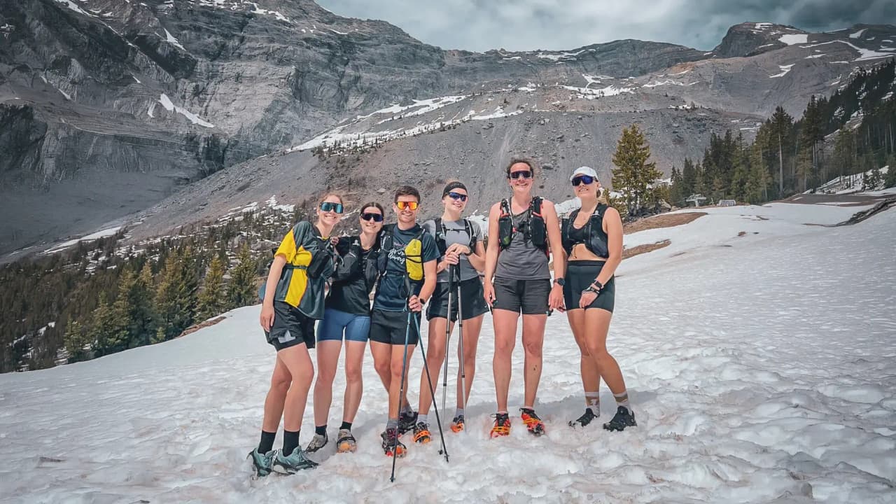 Een groep berglopers met het Mont-Blanc-massief op de achtergrond, in een avontuurlijke sfeer.