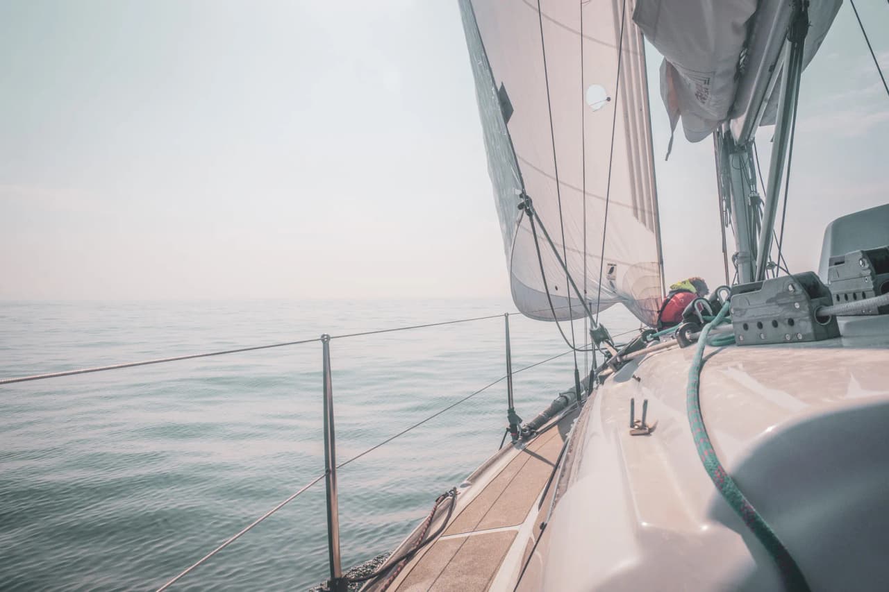 Zeilen in kalme zeeën, eindeloze horizonten, een serene sfeer, een uitnodiging tot avontuur in Bretagne.