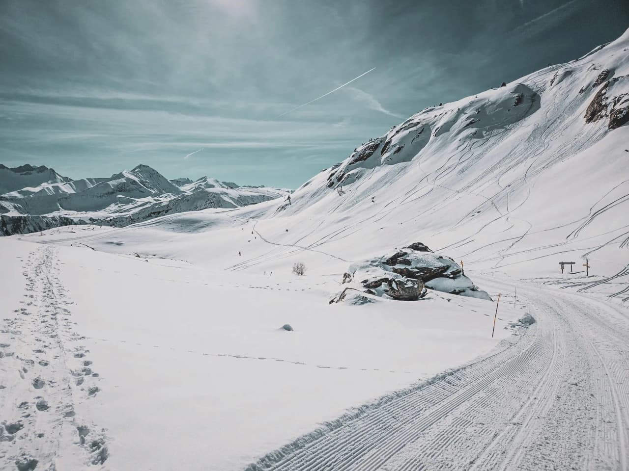 Paysage alpin enneigé, sentiers de raquettes et panoramas majestueux sur les glaciers.