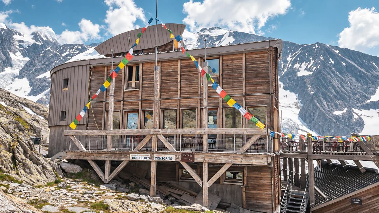 Berghut der Conscrits, verscholen in het hart van de bergen, met uitzicht op de besneeuwde toppen van de Mont Blanc.