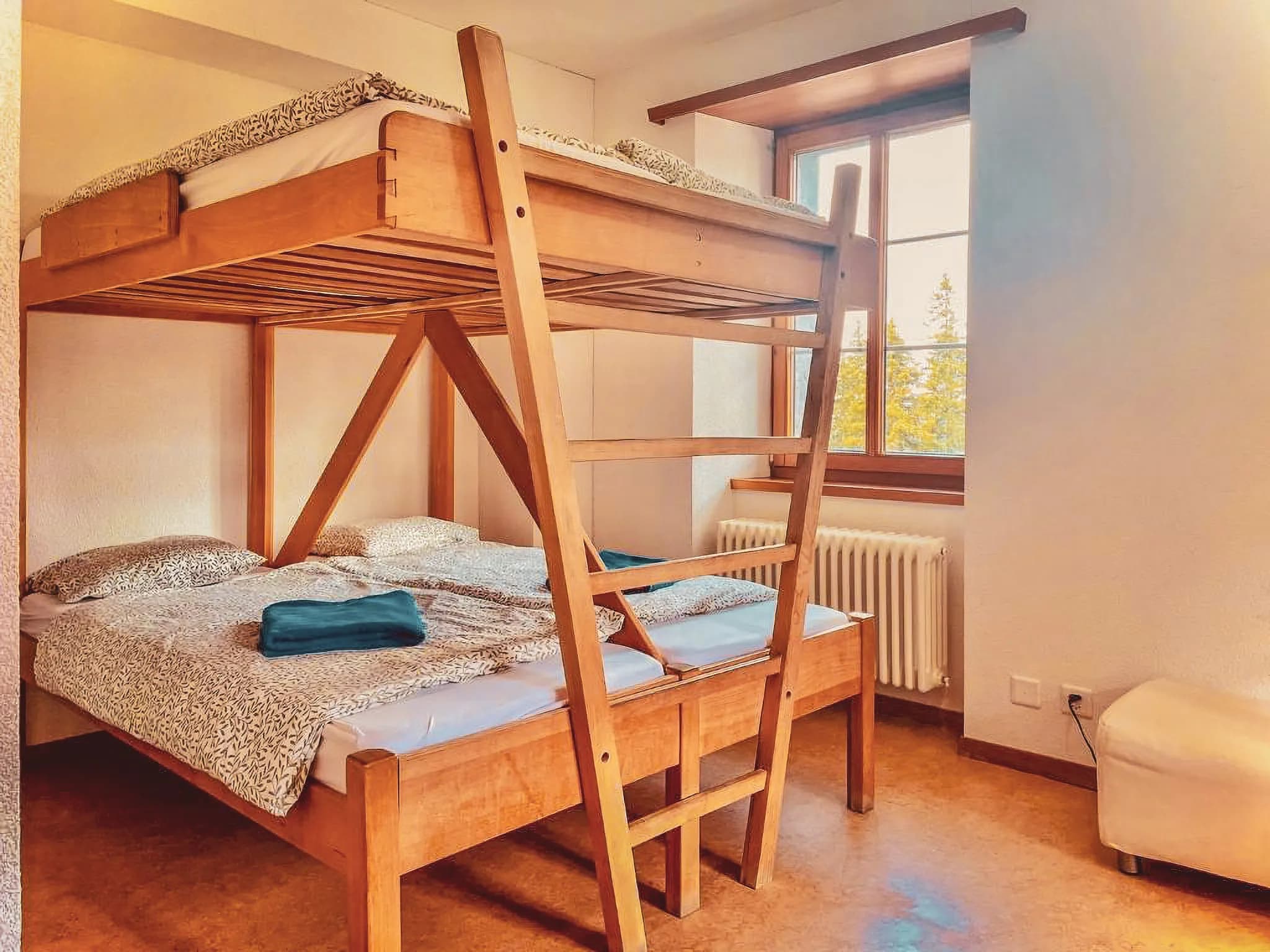 Gezellige houten kamer met stapelbed en uitzicht op het besneeuwde landschap. Ontsnapping gegarandeerd!