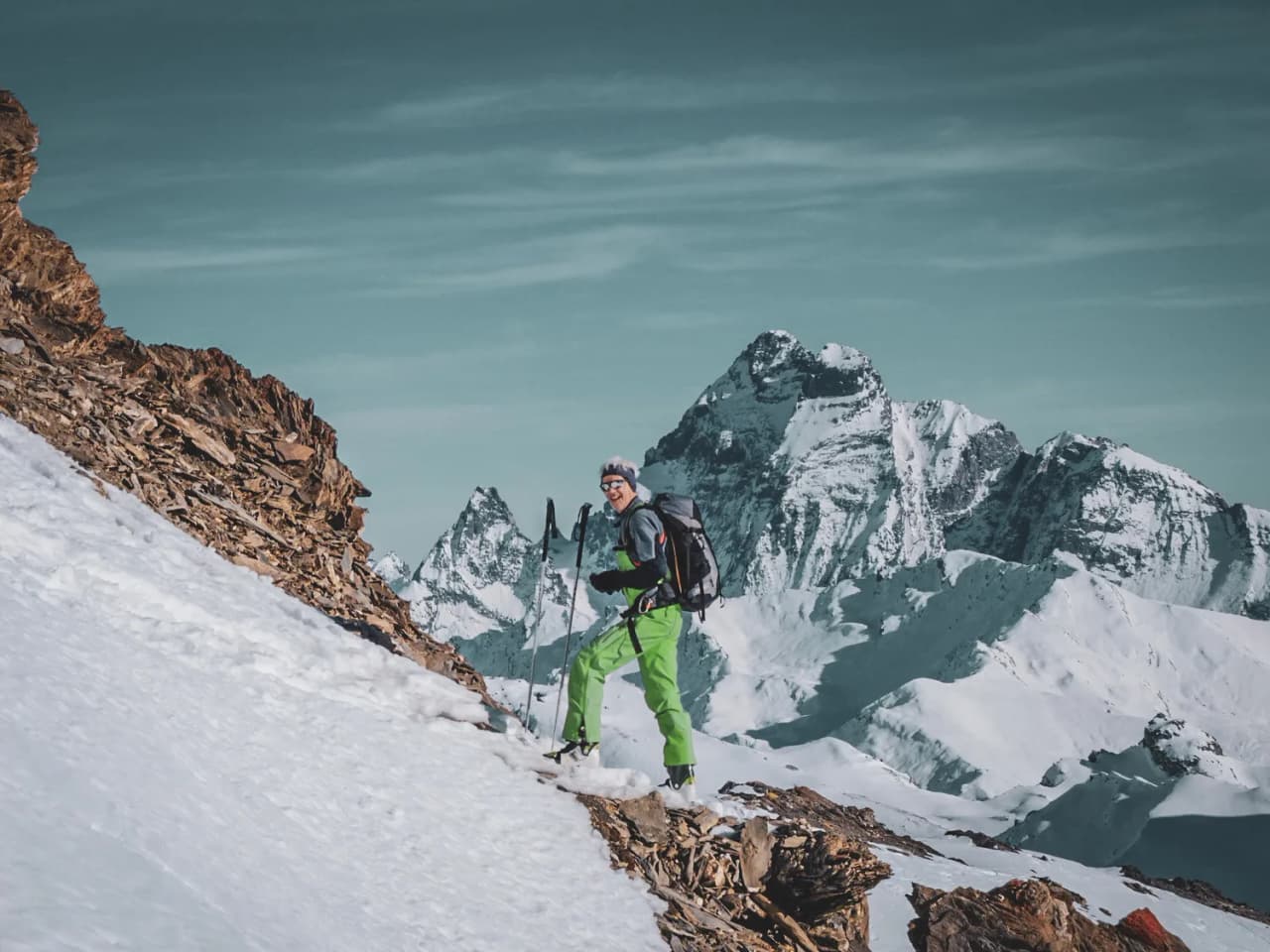 Ski de randonnée sur les crêtes du Queyras, avec des sommets majestueux en arrière-plan.