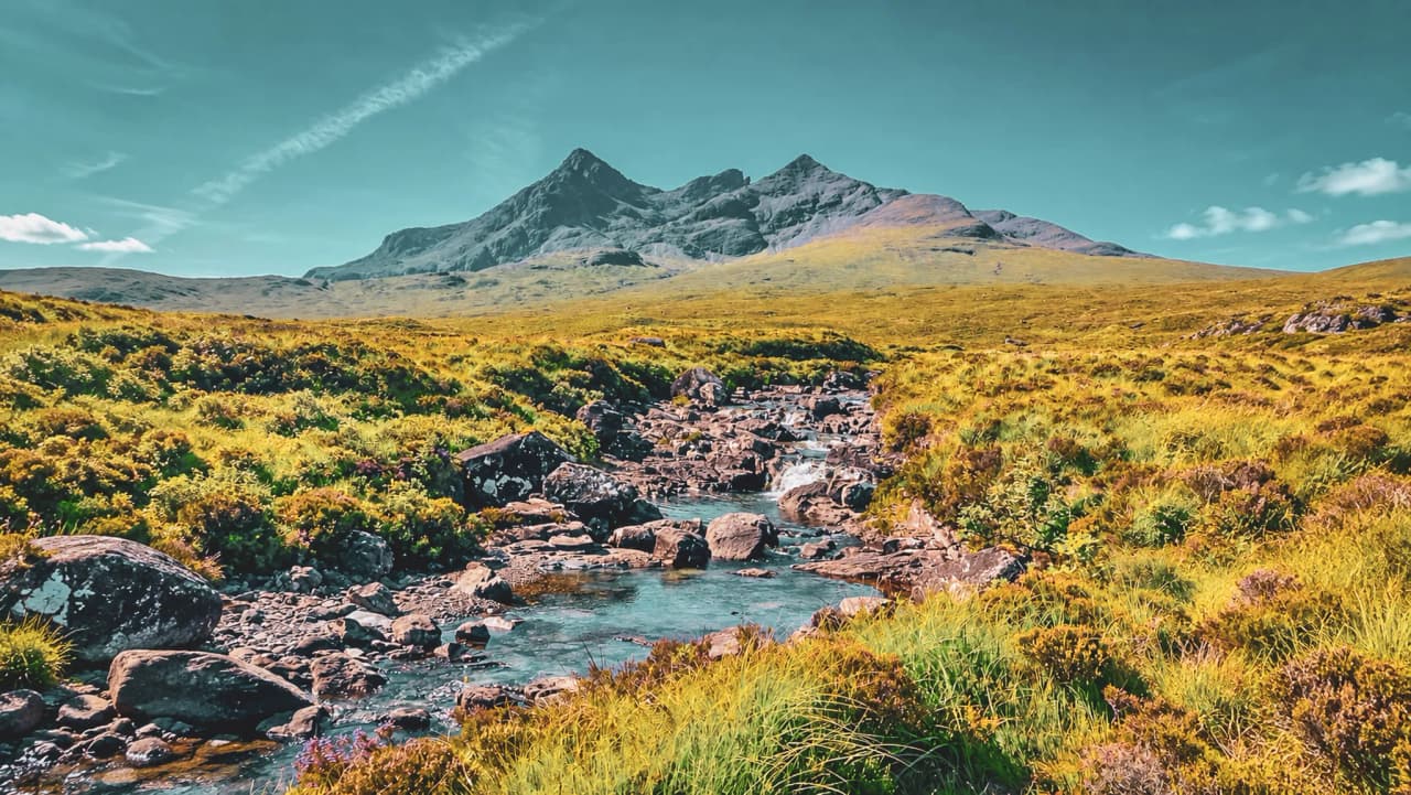 Majestueuze bergen op het eiland Skye, tussen groene weiden en kristalheldere rivieren.