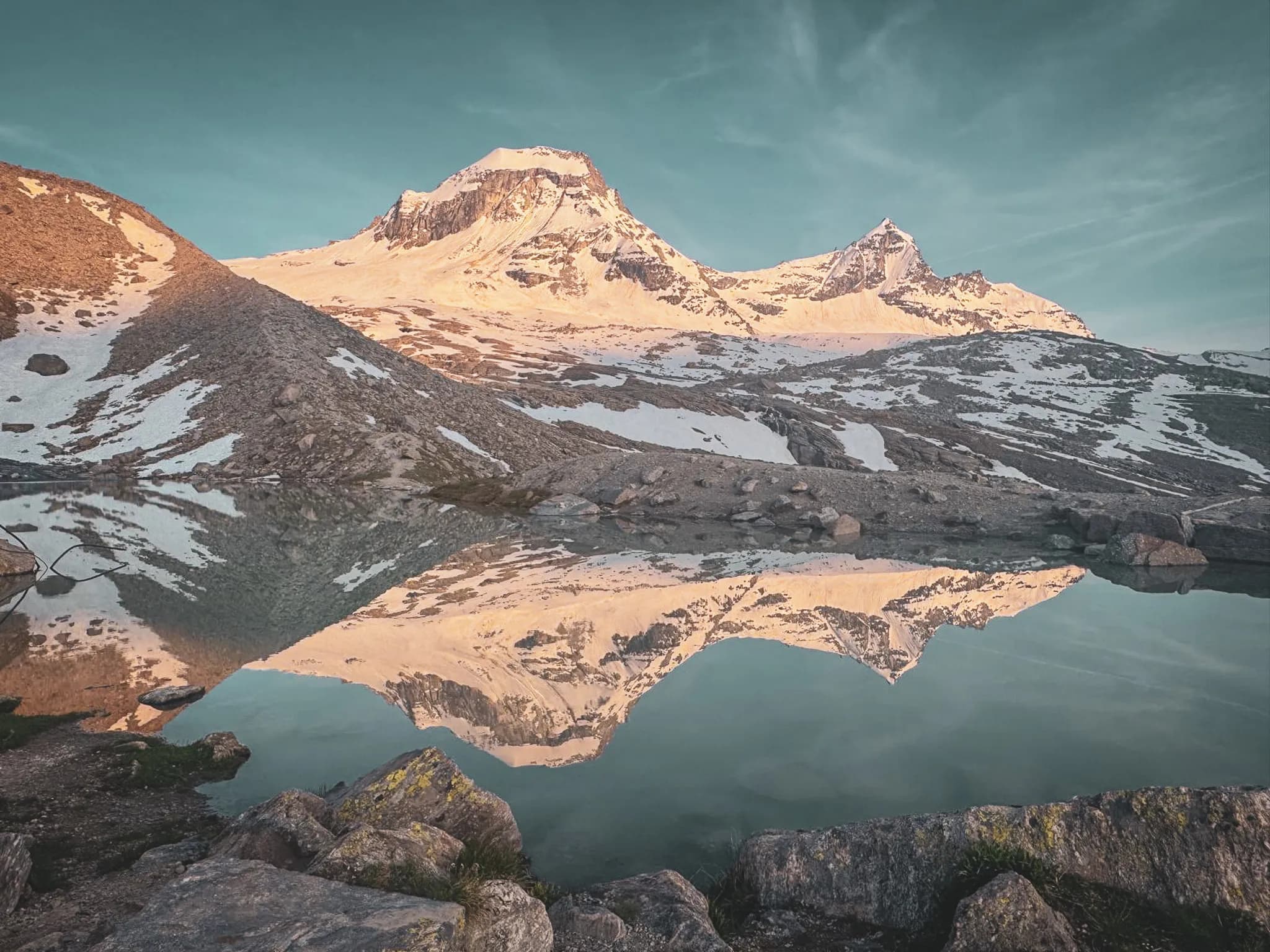 Spiegelend uitzicht op Gran Paradiso tijdens de beklimming.