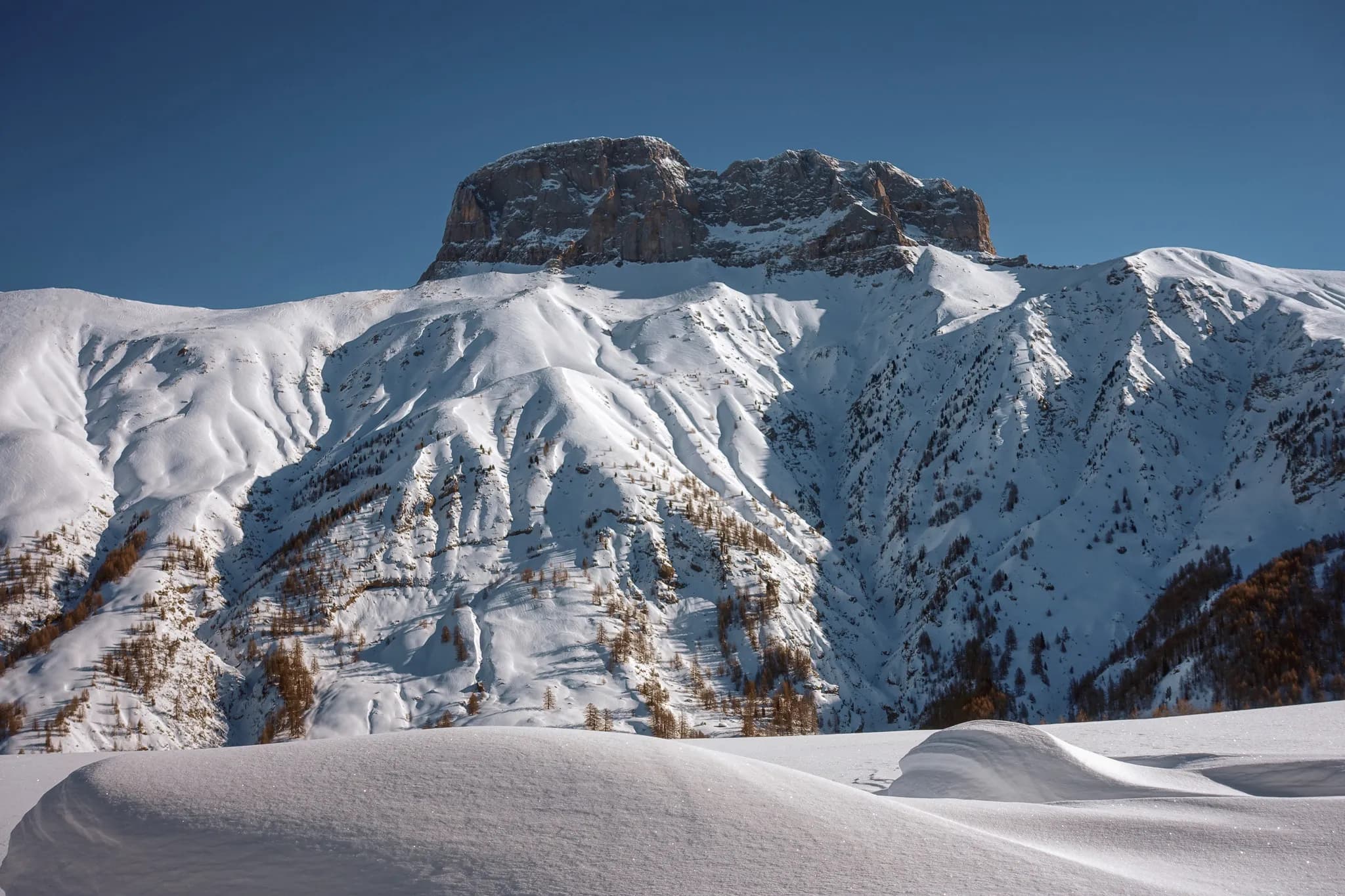 Panorama hivernal spectaculaire des montagnes enneigées autour du lac de Serre-Ponçon.