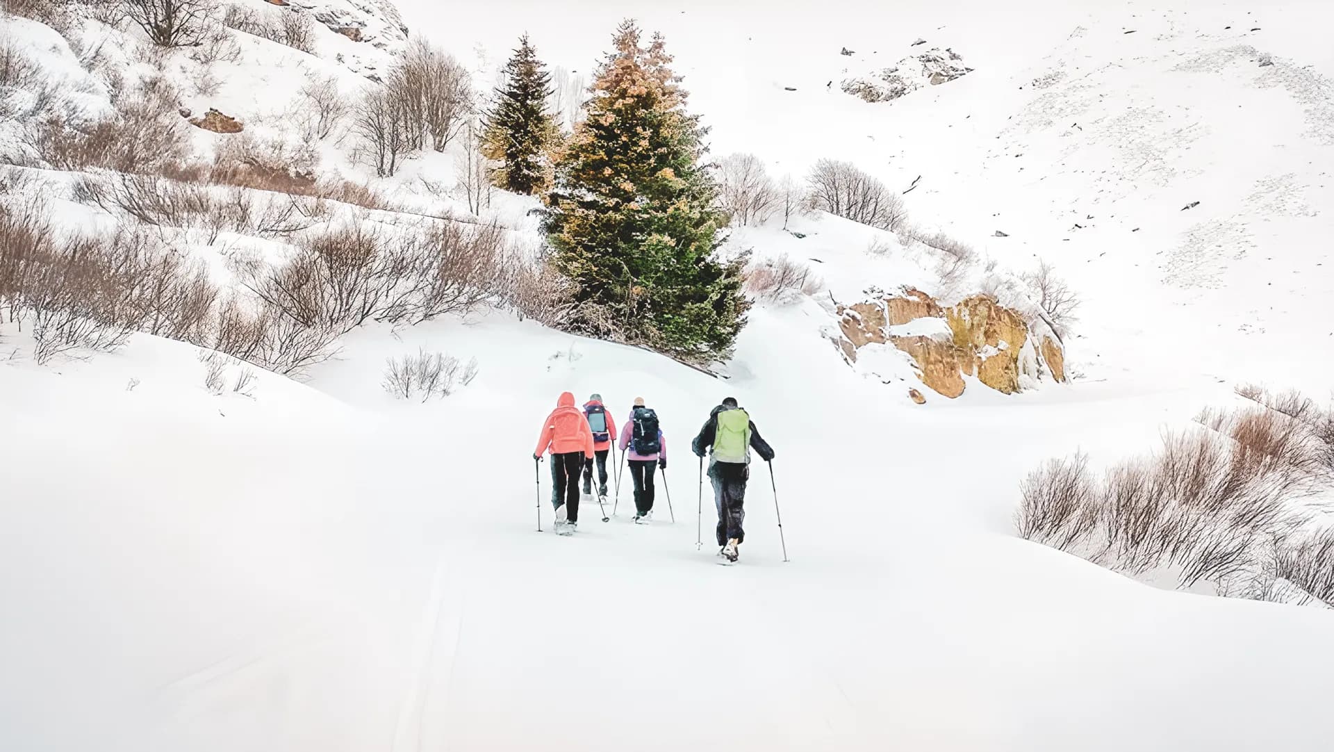 Backpackers wandelen in een besneeuwd berglandschap