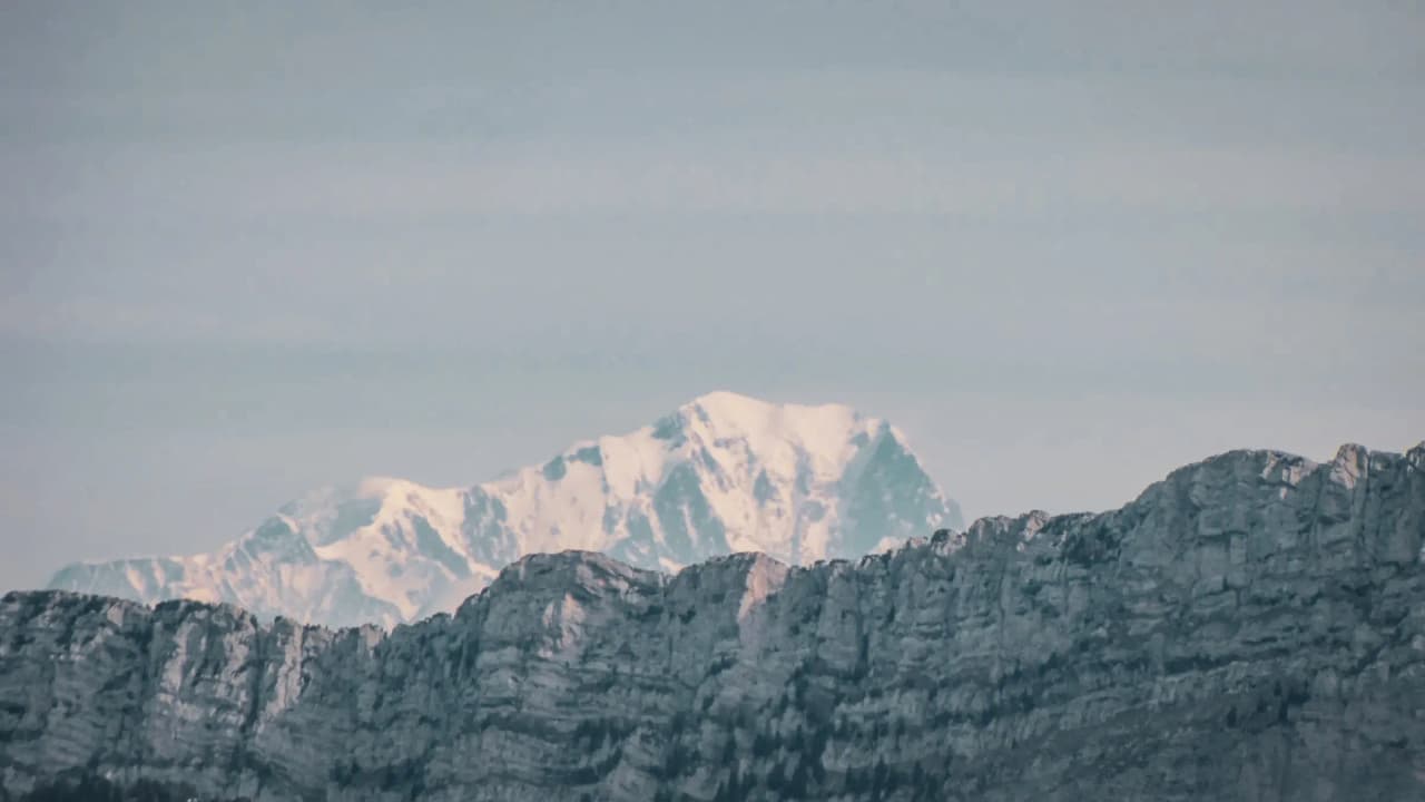 Panorama alpin avec sommets enneigés et crêtes rocheuses, invitant à l'aventure en montagne.