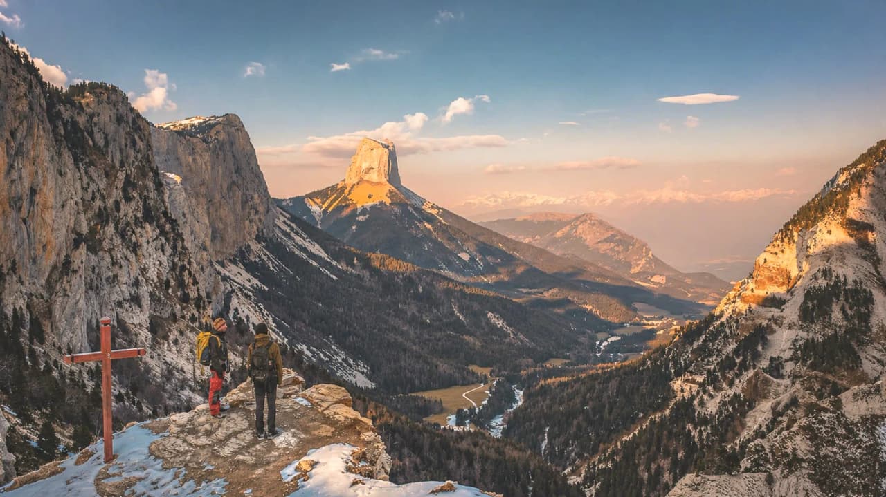 Panoramic views of the Vercors mountains, a lush green valley and adventure in the heart of nature.