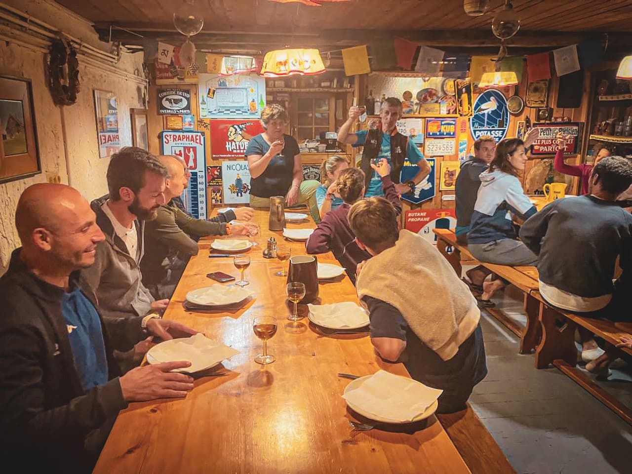 Een gezellige maaltijd in een knusse herberg, met een bergsfeer en veel gelach.