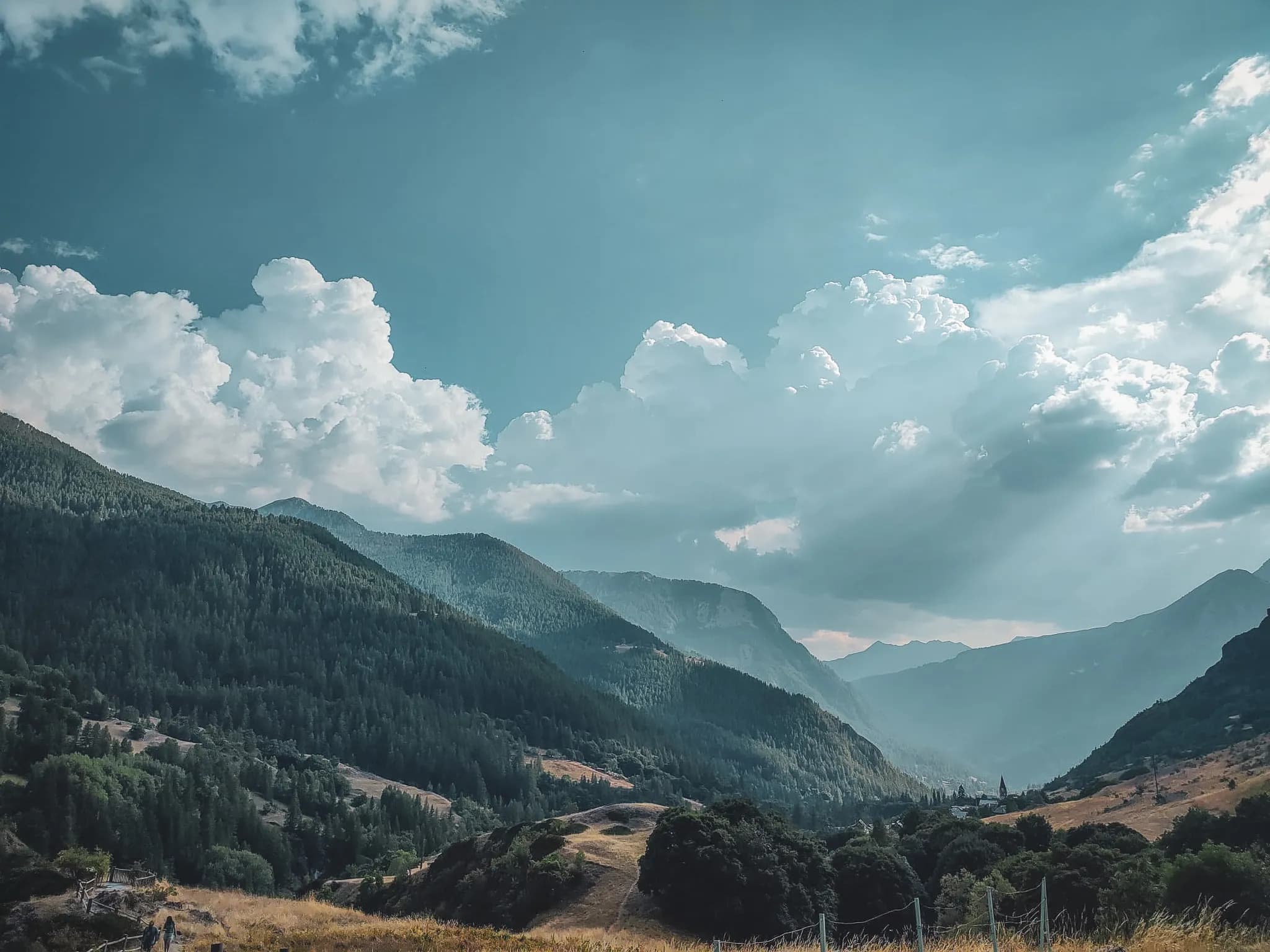 Panoramic views of the Ubaye mountains, blue skies dotted with clouds, magnificent scenery.