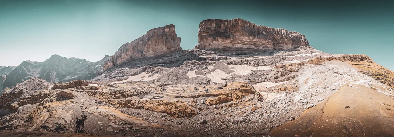 Magnifique panorama des montagnes avec des crêtes majestueuses et un paysage aride, invitant à l'aventure.