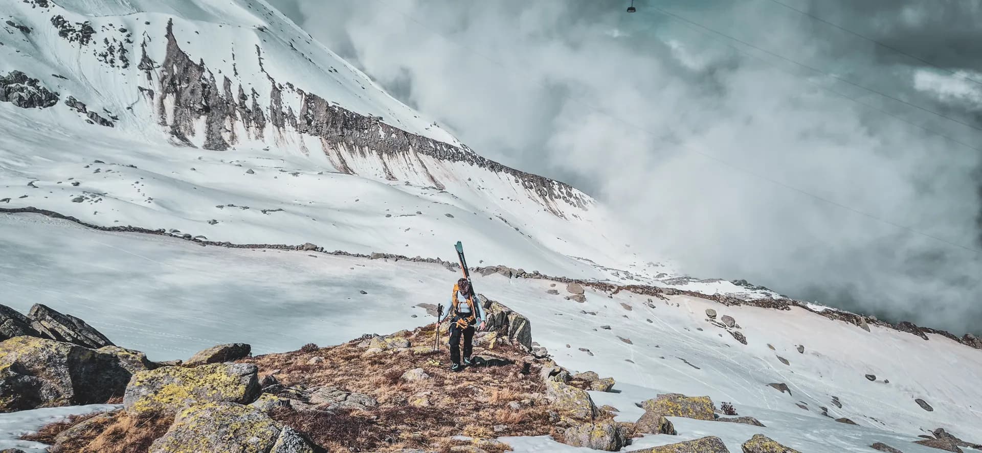 Skitochten op de Mont Blanc, omgeven door majestueuze besneeuwde landschappen. Alpien avontuur!