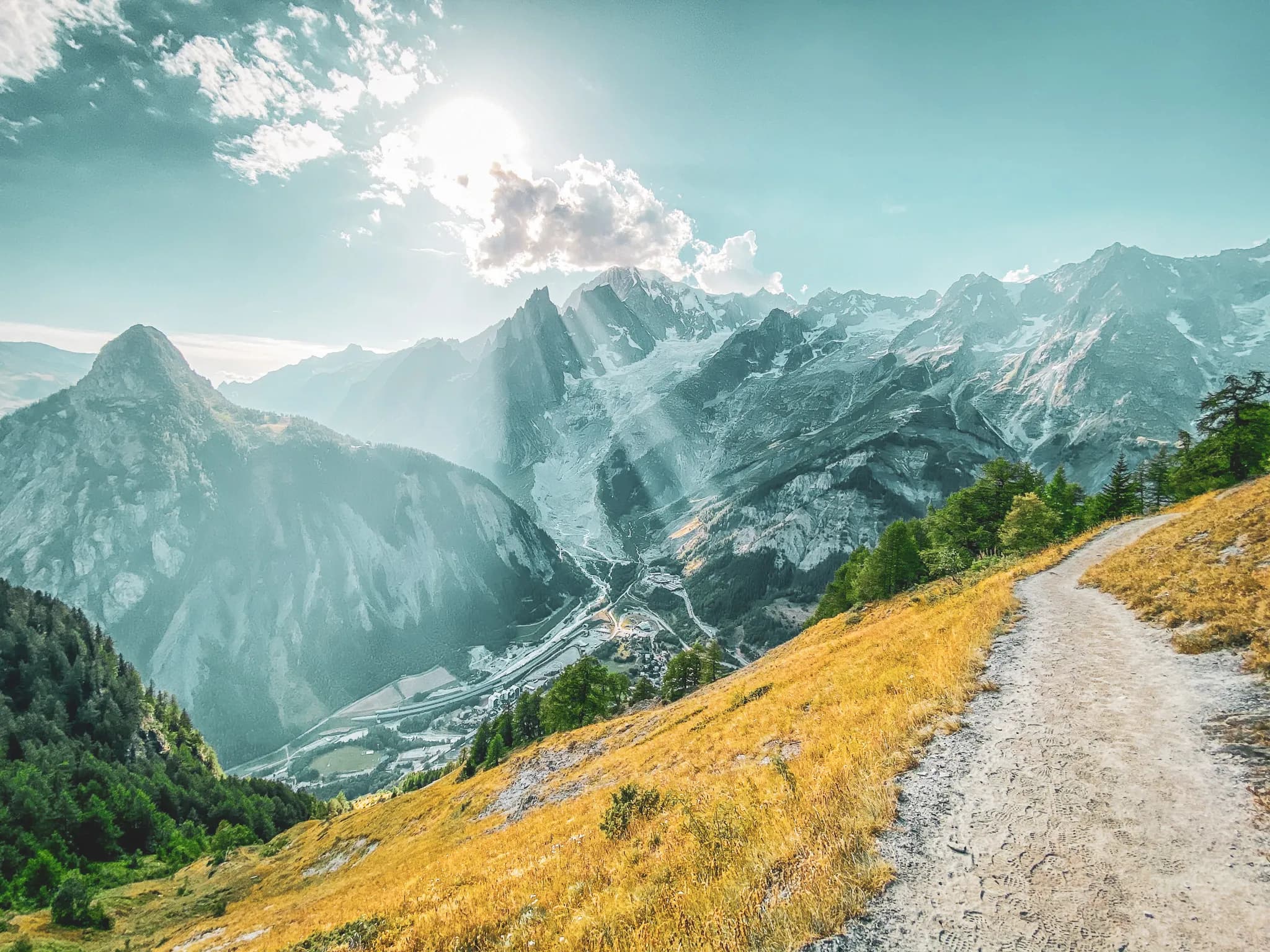 Une vue sur Courmayeur lors d'un tour du Mont Blanc avec Wildhartt.