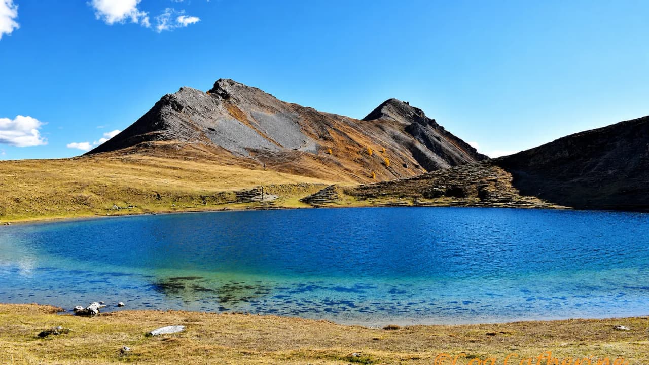 Een schitterend blauw meer, omringd door goudkleurige bergen: een uitnodiging om er even tussenuit te gaan in de Queyras.