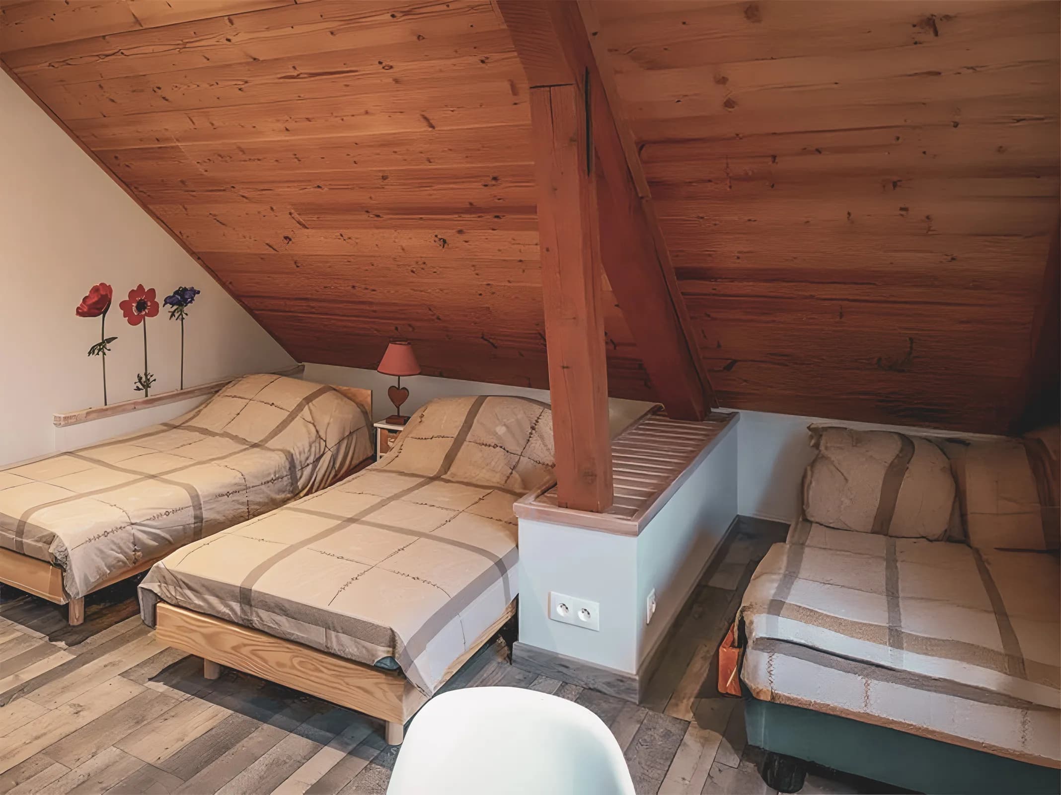 Chambre chaleureuse sous les combles, berceau de détente après une journée de rando.