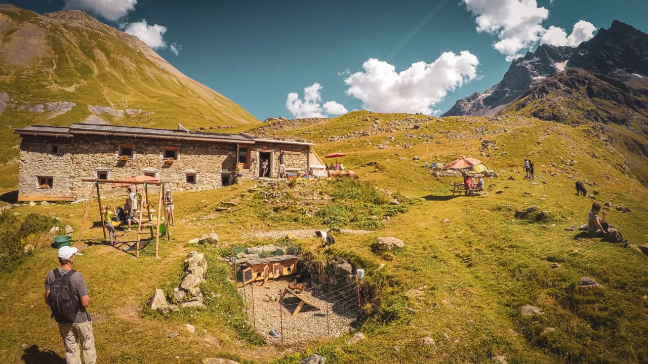Mountain hut surrounded by greenery, with simple pleasures and breathtaking views.
