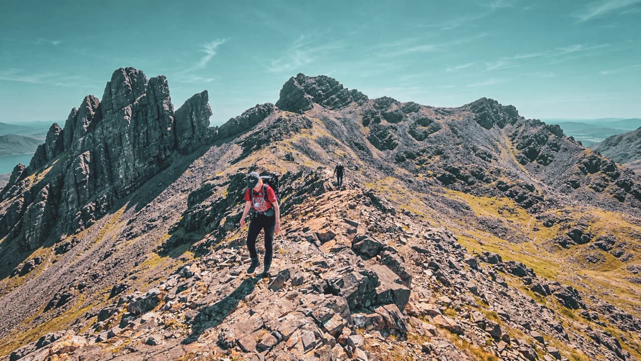 Wandelaars op de steile bergkammen van het eiland Skye, met adembenemende berglandschappen.
