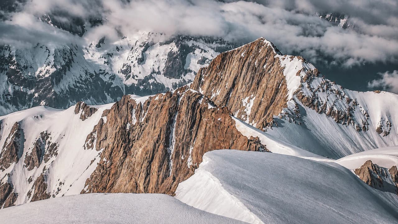 Majestueuze bergen en schitterende gletsjers met uitzicht op de Mont Blanc: een uitnodiging tot een avontuur in de Alpen.