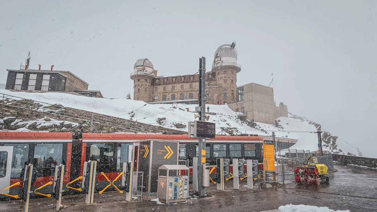 Snow-covered view of a mountain resort with mountain huts, ideal for adventure on the 4000 m peaks of Mont Rose.