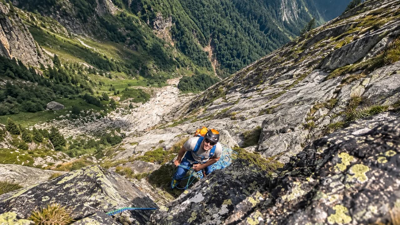 Beklim de majestueuze bergkammen van de Pyreneeën, met uitzicht op een spectaculair en weelderig groen landschap.