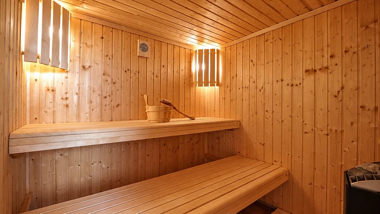 Een gezellige houten sauna, ideaal om te ontspannen na avonturen in de bergen.