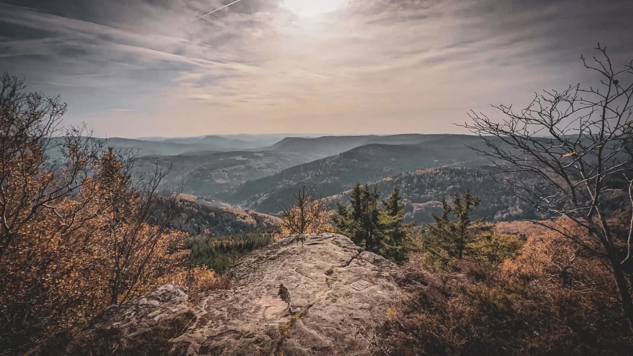 Un panorama majestueux des Vosges en automne, entre montagnes, lacs et feuillage doré.
