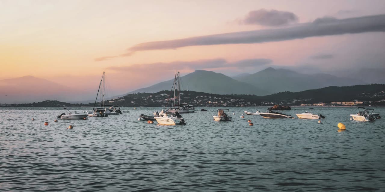 Couchers de soleil magiques sur la mer, voiliers paisibles et paysages corses enchanteurs.