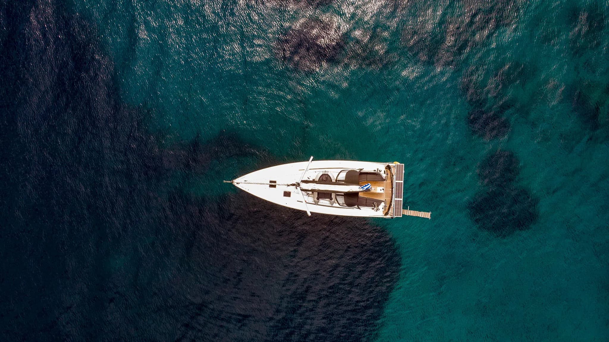 Voiture de plaisance élégante sur des eaux turquoise au cœur des îles grecques.