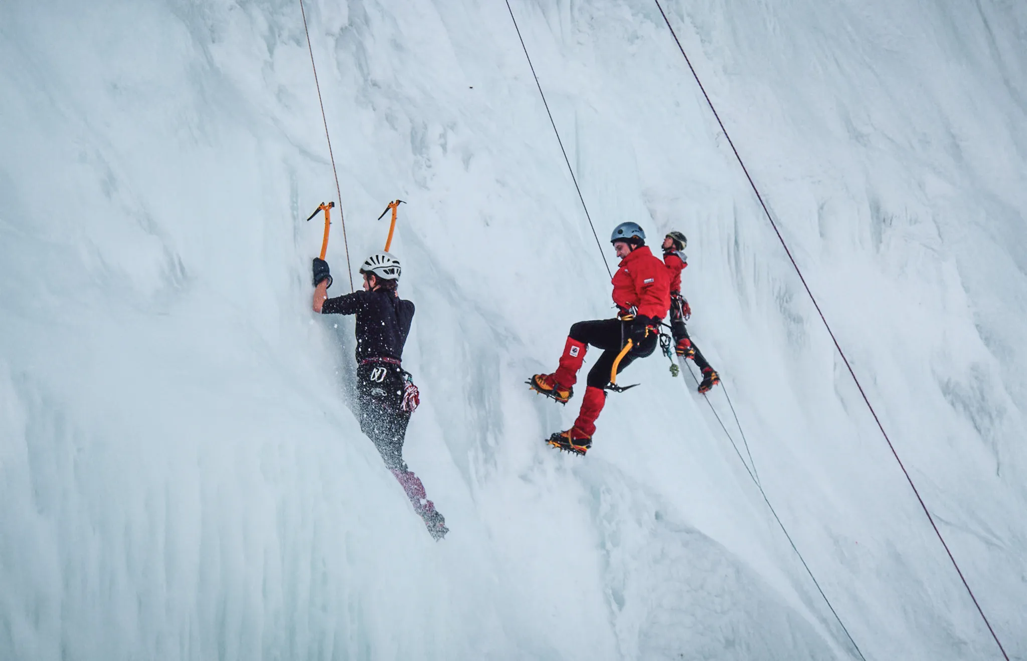 Avonturiers in actie, beklimmen een ijsval in de Italiaanse Alpen.