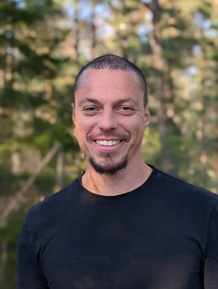 William - Wildhartt - Kayak guide and survival instructor