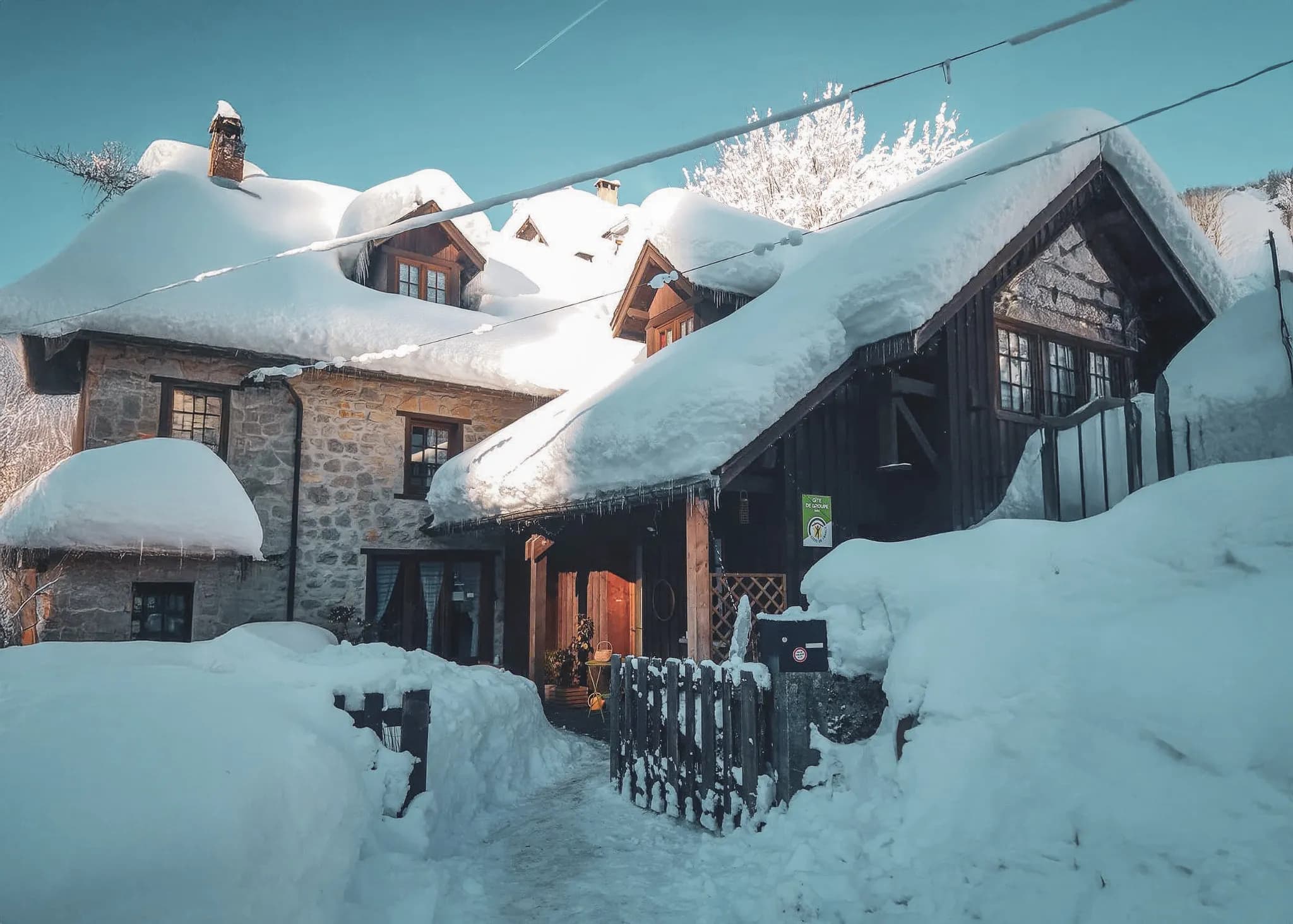 Chalet accueillant avec fleurs, parfait pour se reposer après une randonnée en Chartreuse.