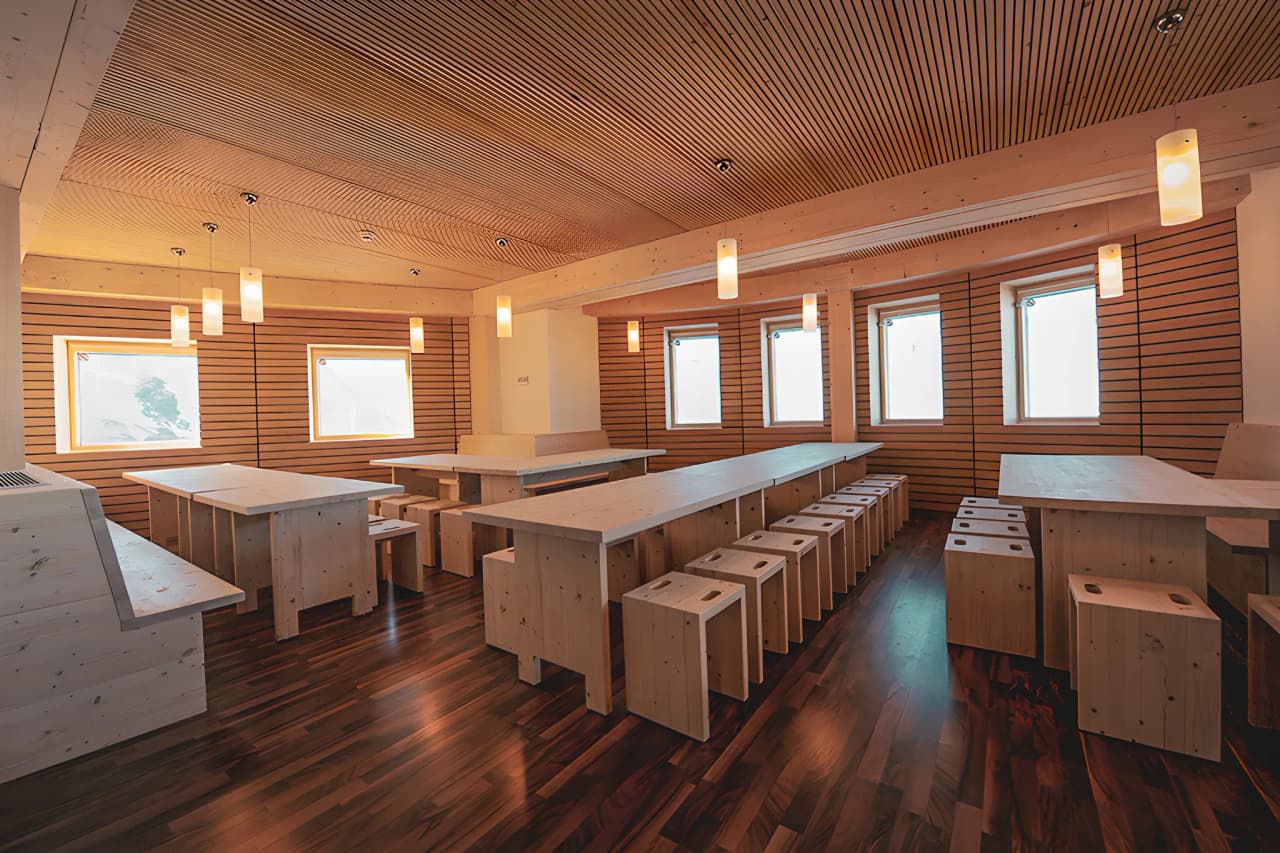 Modern, light-filled room in light wood, ideal for relaxing after an alpine adventure.