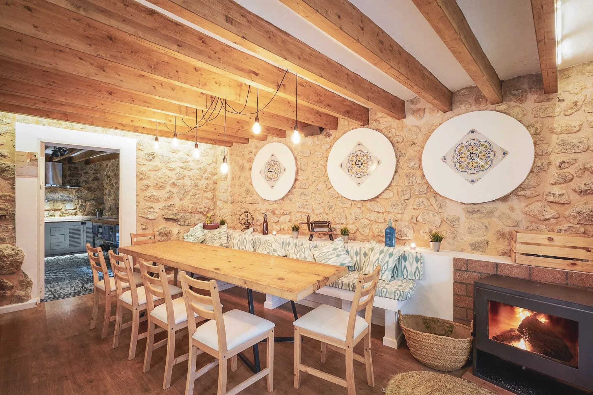 The cosy interior of this stone house is ideal for a convivial meal after a hike.
