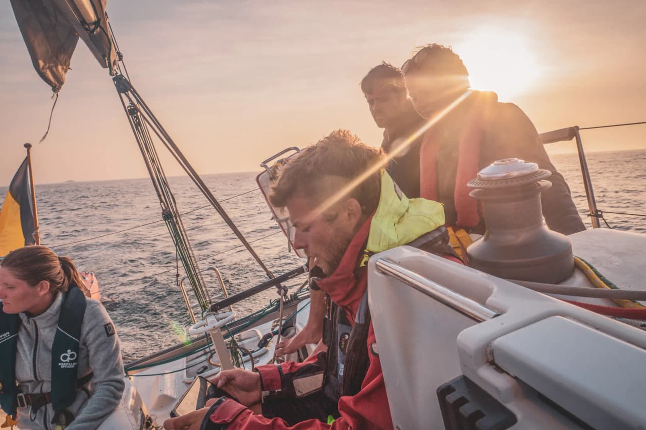 Zeil naar de betoverende horizon, omringd door vrienden, onder een stralende zon op Belle-Île.
