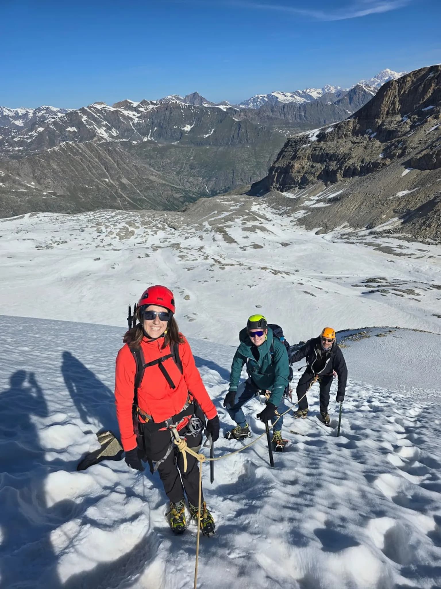 Een groep avonturiers klimt naar de top van Grand Paradis op 4061m hoogte