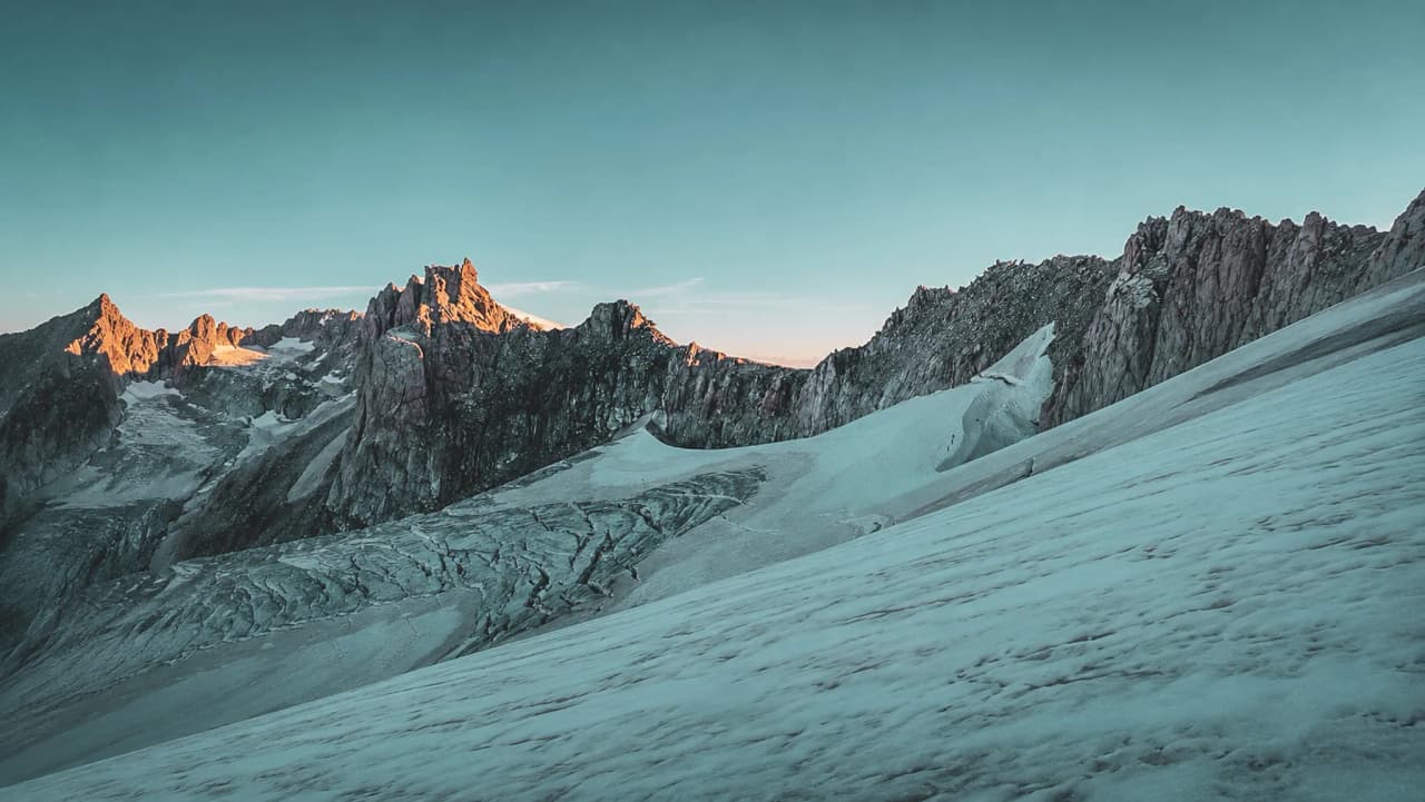 Vue panoramique des glaciers et des sommets majestueux de Chamonix, une invitation à l'aventure alpine.