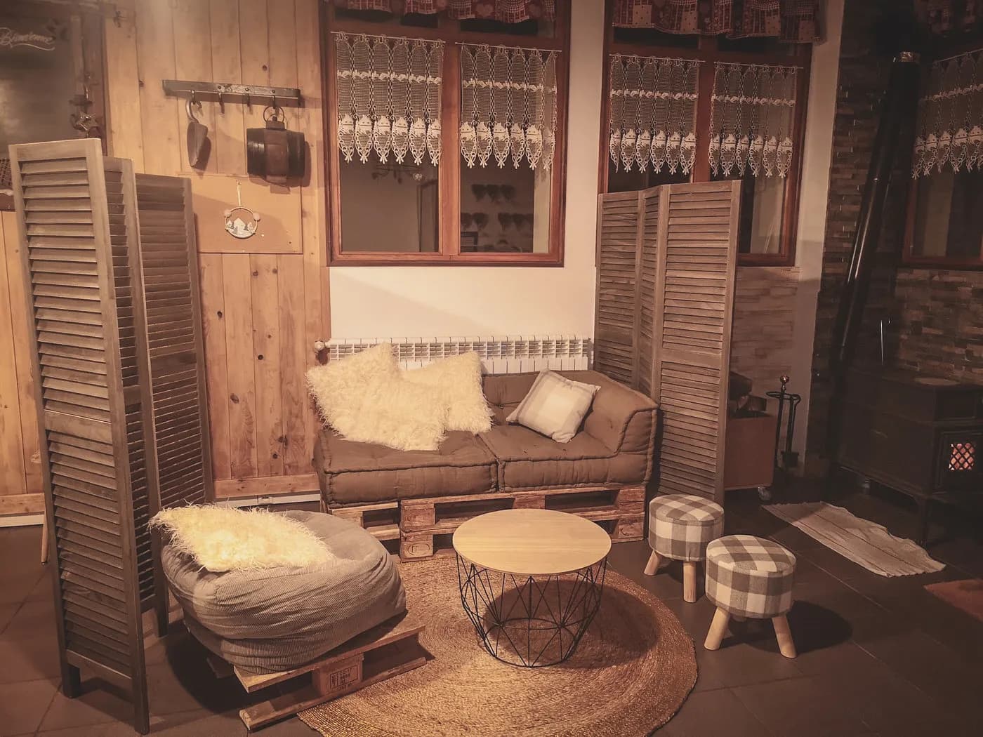 Un gîte chaleureux avec un coin salon confortable, parfait pour se détendre après une randonnée.