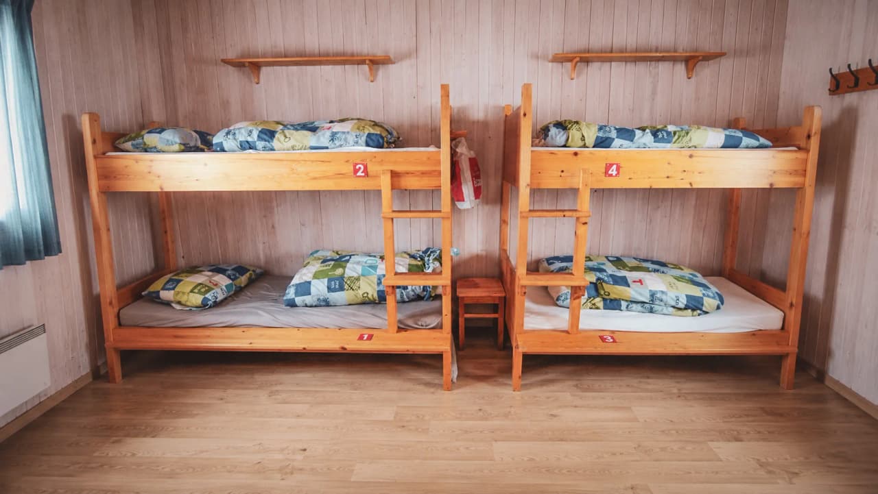 Gezellige kamer met houten stapelbedden, perfect voor een verblijf in Lapland.