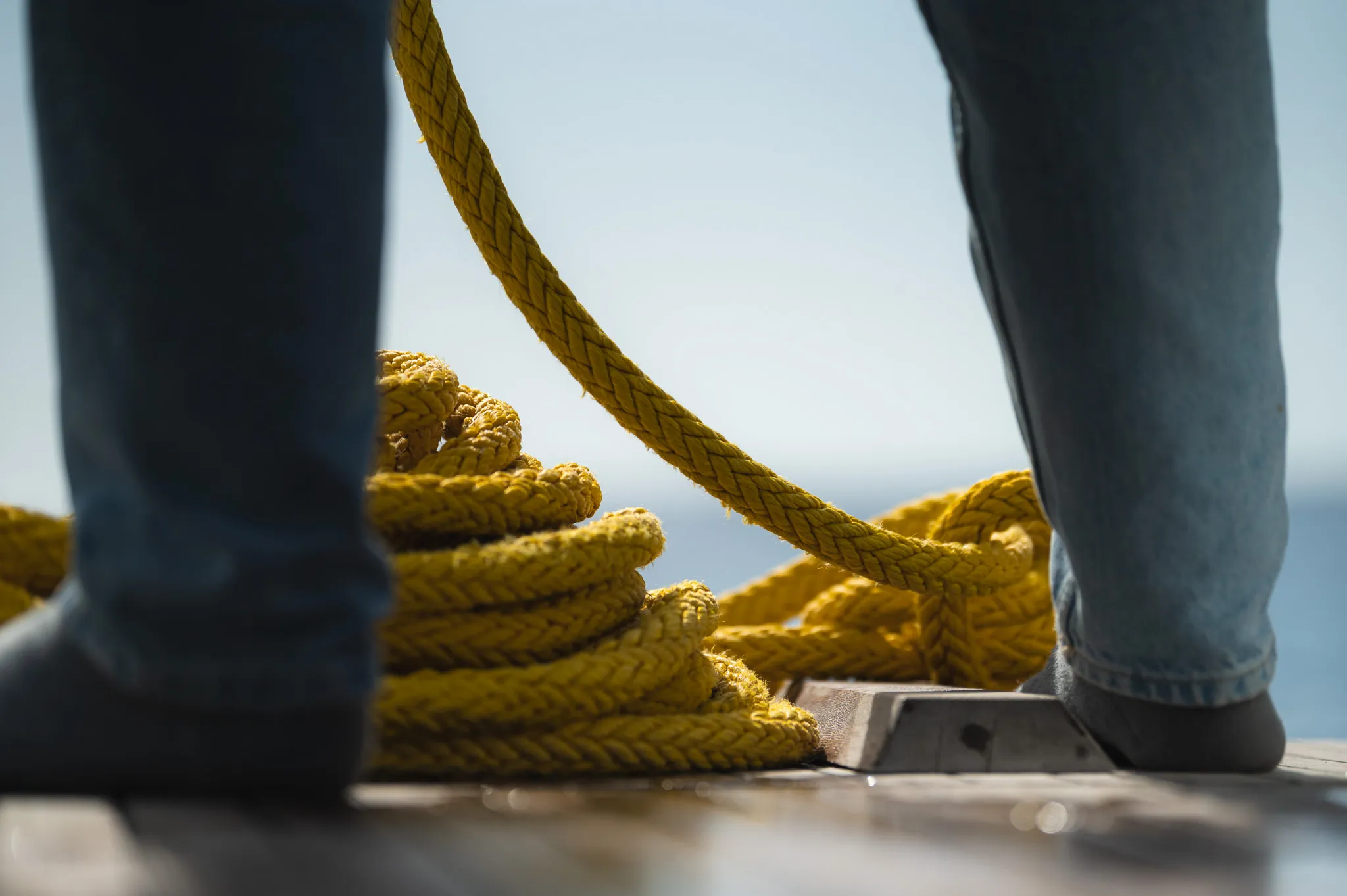 Rope jaune enroulée sur le pont d'un bateau, invitant à l'aventure en mer Méditerranée.