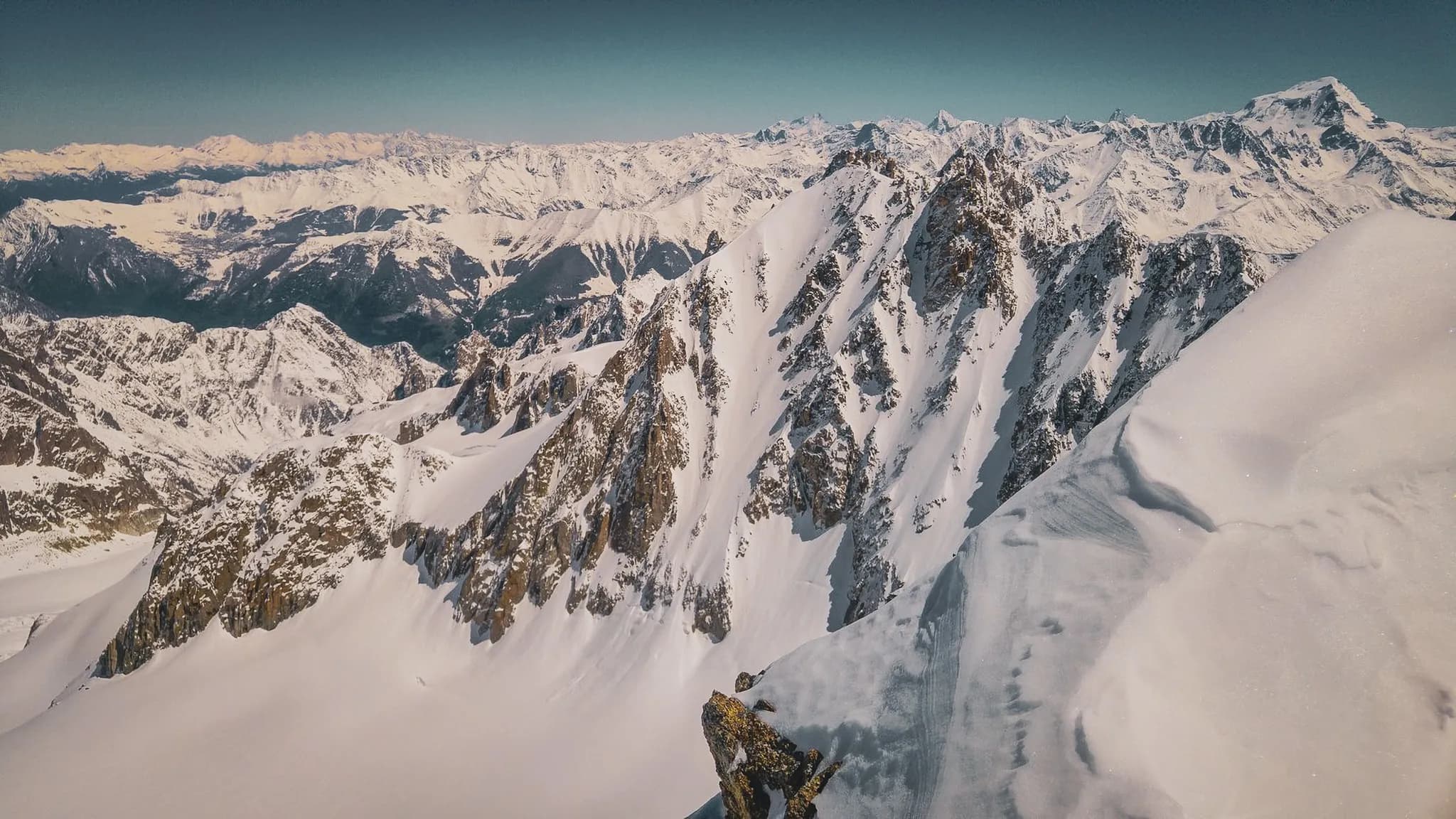 Spectaculair uitzicht op de besneeuwde toppen van de Mont Blanc, een paradijs voor liefhebbers van skitochten.