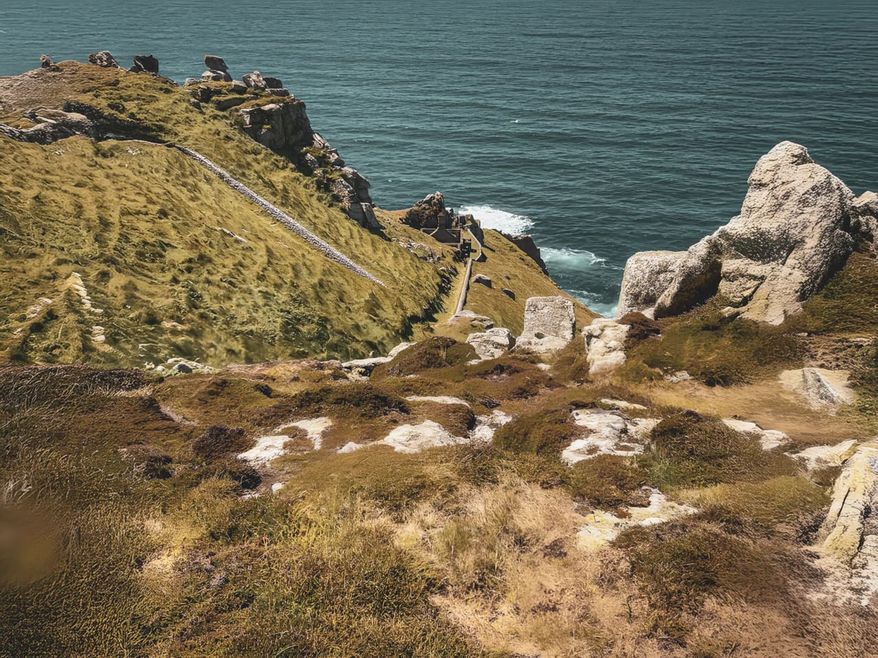 Superbe vue sur les côtes galloises, avec des falaises verdoyantes et une mer scintillante.