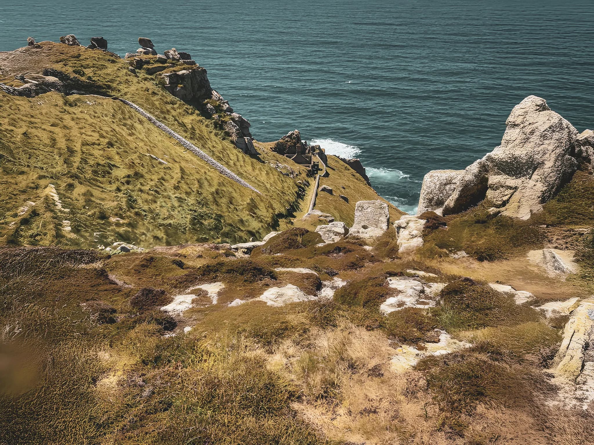 Superbe vue sur les côtes galloises, avec des falaises verdoyantes et une mer scintillante.