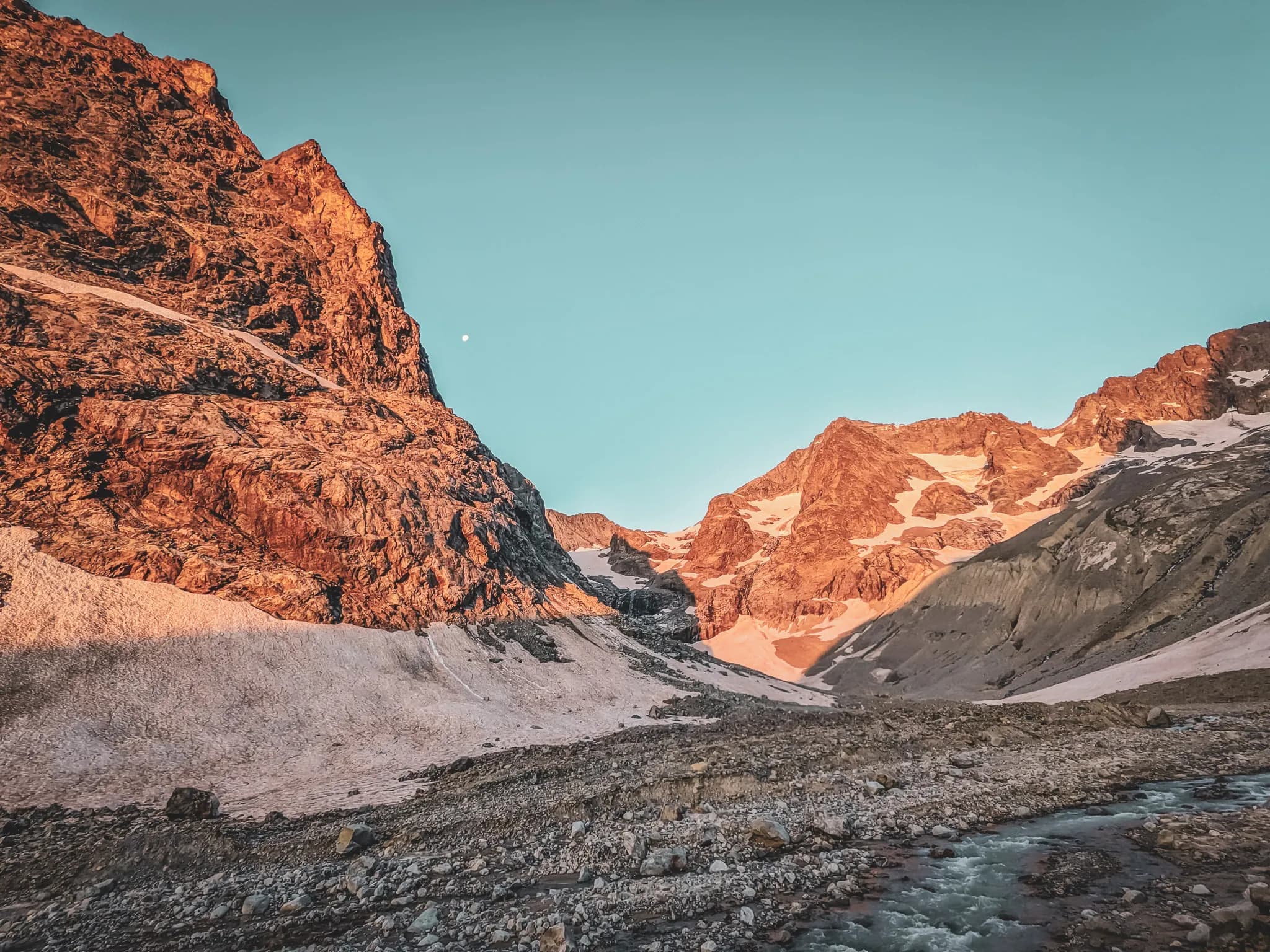 Sublime panorama des Ecrins, montagnes majestueuses illuminées par le soleil levant.
