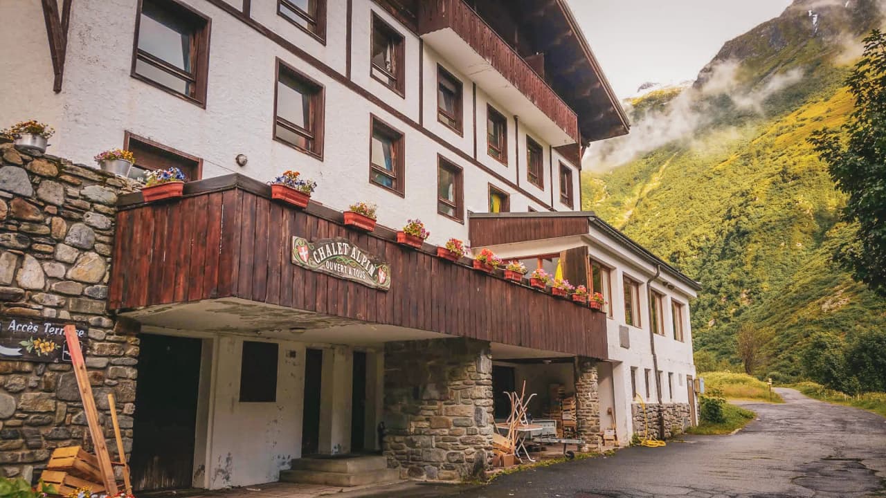 Prachtig uitzicht op een gastvrij alpine chalet in Chamonix, omringd door berggroen.