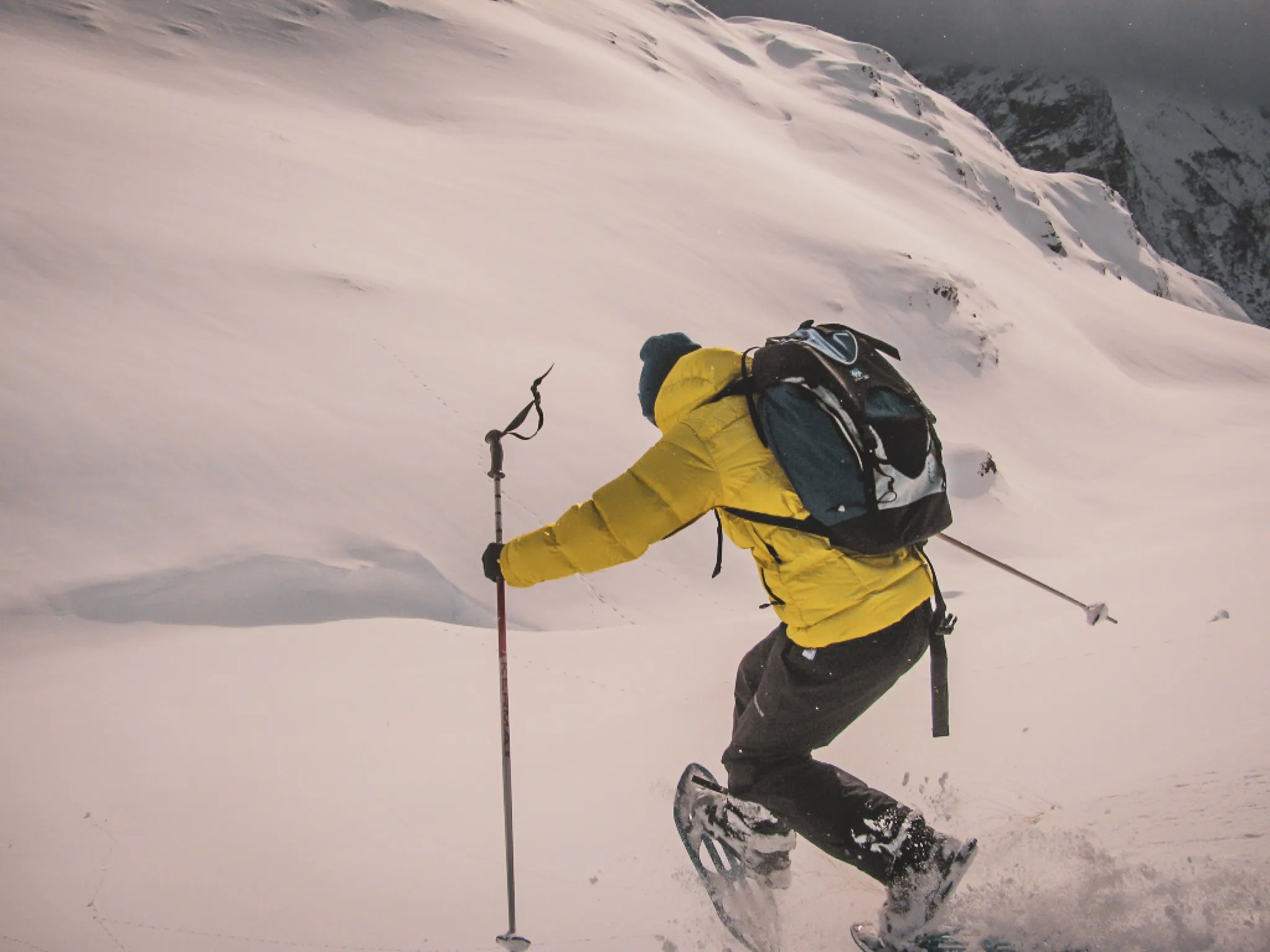 Een persoon freestylet op sneeuwschoenen in de Meije