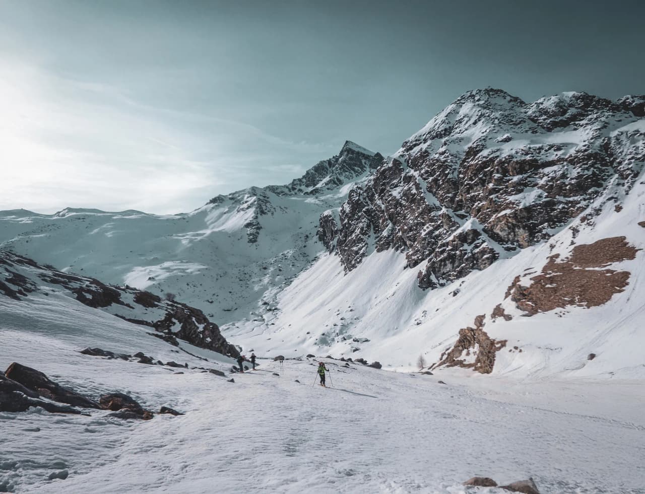 Un paysage alpin époustouflant, skis aux pieds, prêt pour l'aventure autour du Mont Viso.