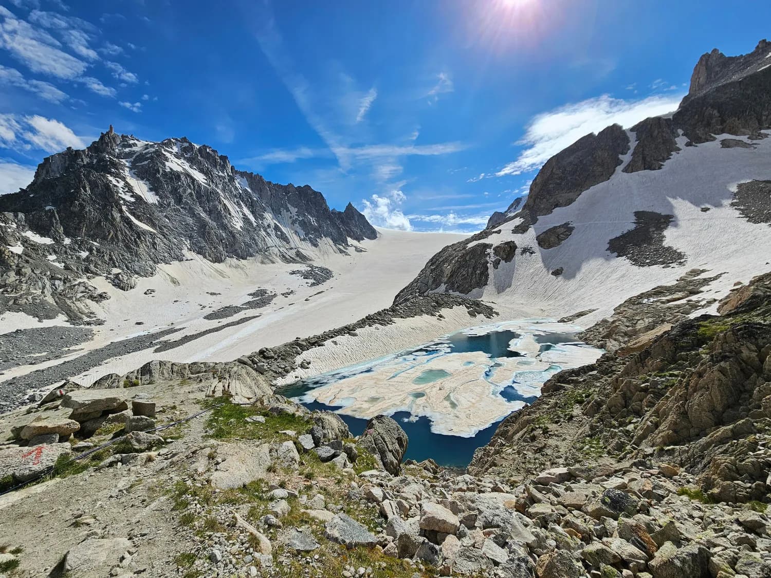 Stunning Alpine scenery with glaciers, mountains and a turquoise lake, inviting you to embark on an adventure.