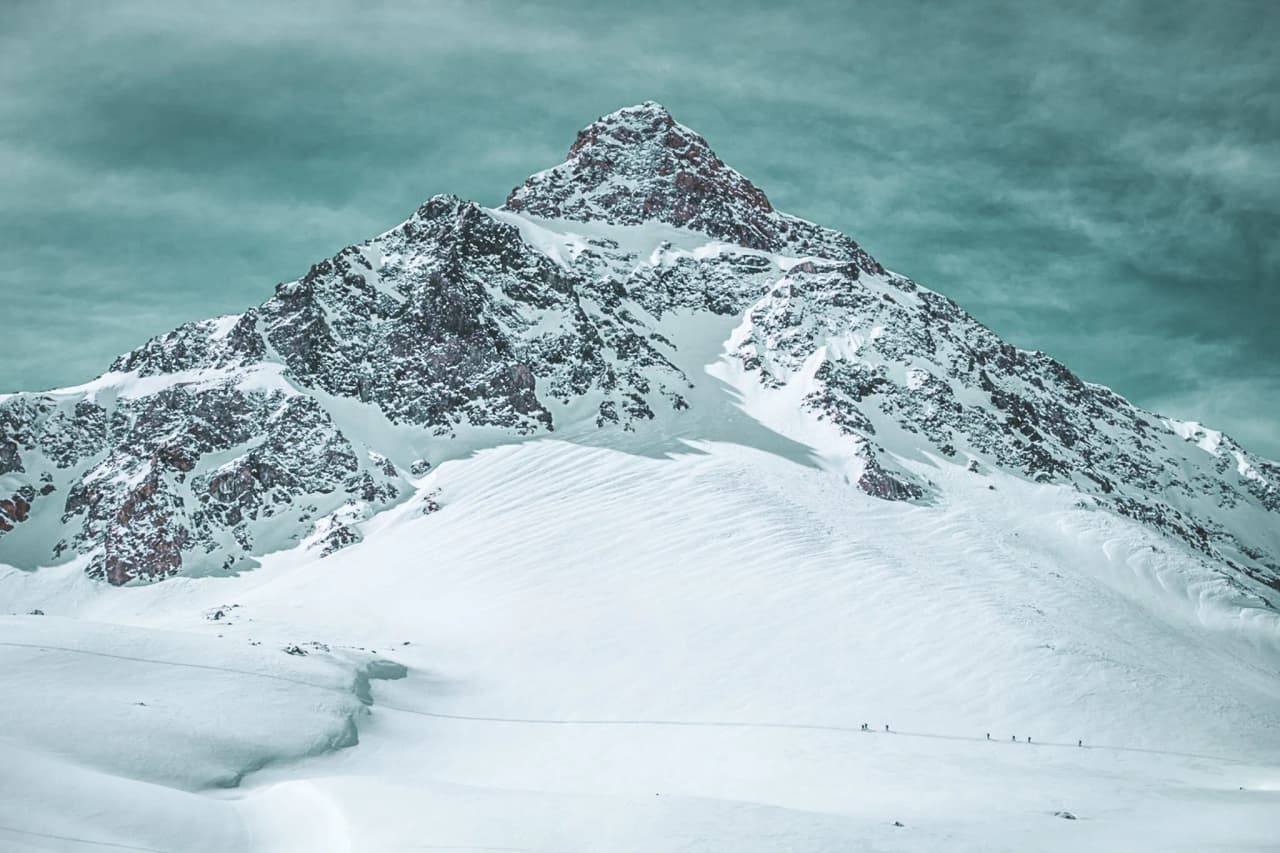 A majestic snow-capped mountain, a captivating glacier hike in the Vanoise, an invitation to adventure.
