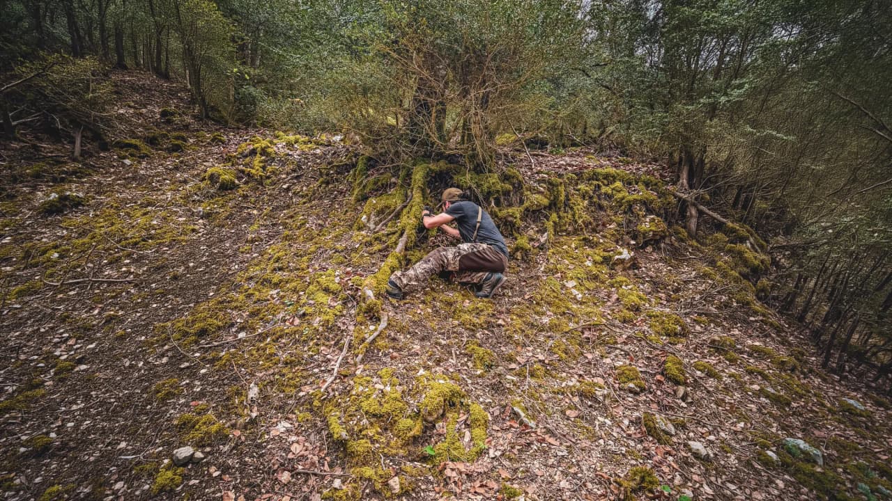 Een avonturier tast de groene grond van de Vercors af, omringd door ongerepte wildernis.