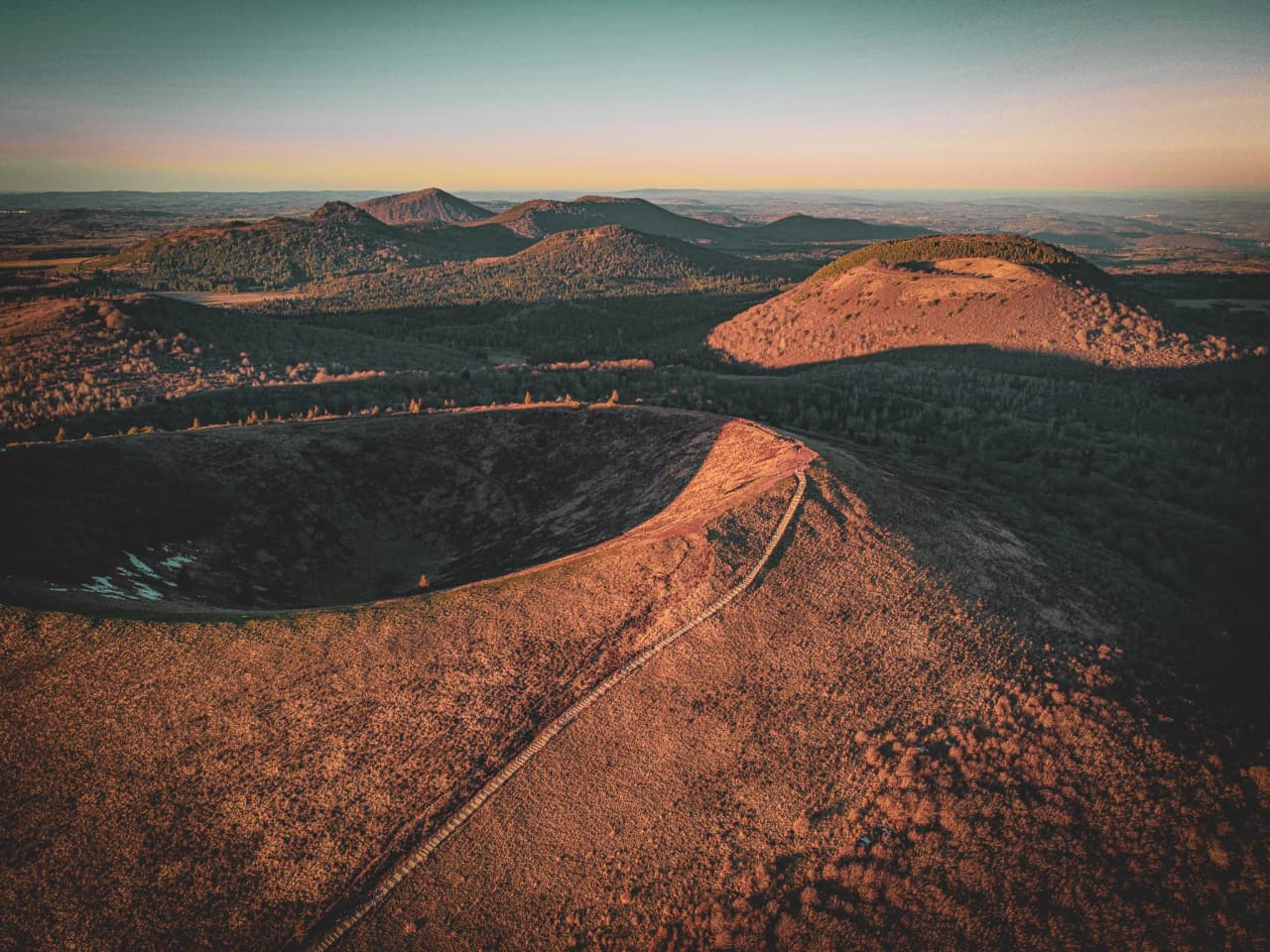 The breathtaking scenery of the Auvergne, volcanoes and sun-drenched trails are an invitation to adventure.